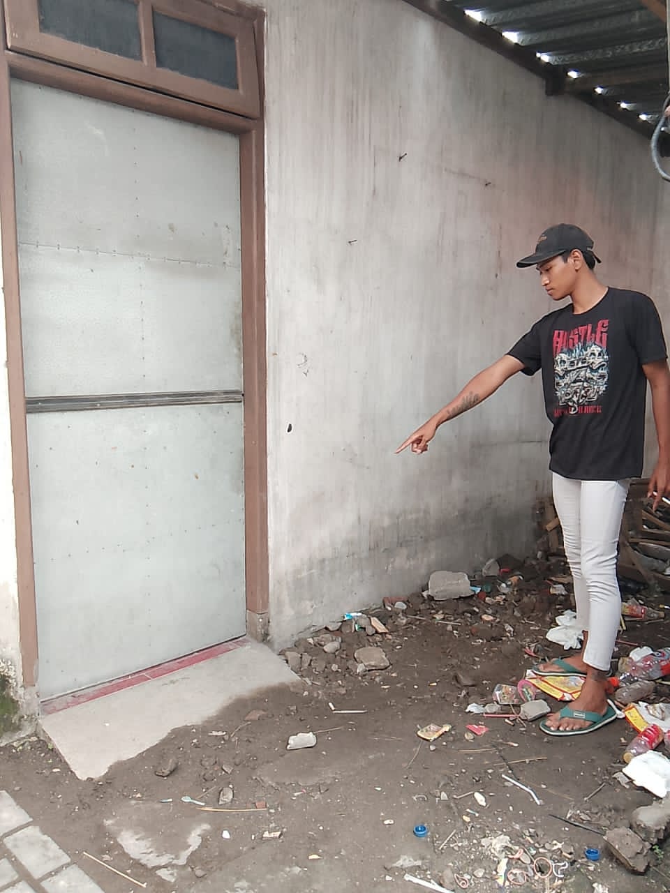 LENYAP: Letak motor yang terparkir di samping kamar kos. (DIKY SANSIRI/RADAR SIDOARJO)