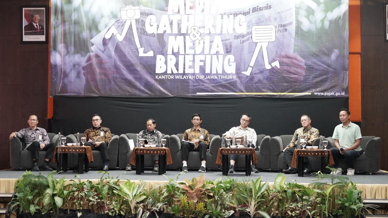 DIKEBUT: Kanwil Direktorat Jenderal Pajak Jawa Timur II (Kanwil DJP Jatim II) memaparkan capaian kinerja perpajakan tahun 2025 dalam kegiatan Media Gathering & Media Briefing.