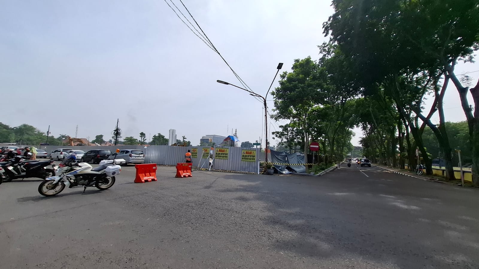 DUA ARAH: Jalan sisi selatan Alun-alun Sidoarjo ditutup akibat pembangunan gorong-gorong. (M SAIFUL ROHMAN/RADAR SIDOARJO)