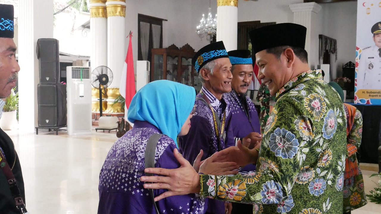 PRIORITAS: Bupati Sidoarjo Subandi saat memberangkat calon jamaah haji bulan Mei lalu. (M SAIFUL ROHMAN/RADAR SIDOARJO)