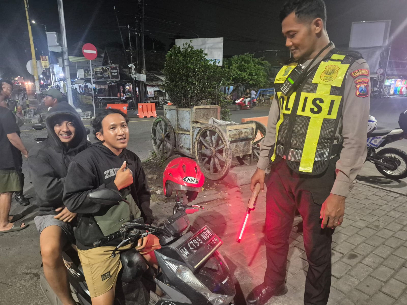 MELANGGAR ATURAN: Polisi tegur pengendara motor di Sidoarjo.