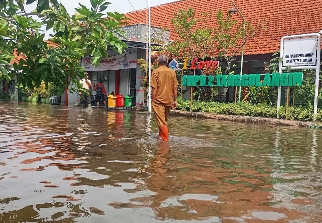 DORONG RELOKASI: SMPN 2 Tanggulangin tergenang banjir. (M SAIFUL ROHMAN/RADAR SIDOARJO)