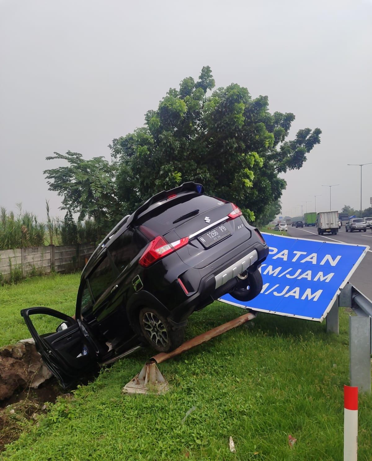 NANGKRING: Kondisi mobil usai alami kecelakaan tunggal di Tol Sidoarjo, Kamis (27/11) pagi.  &nbsp;