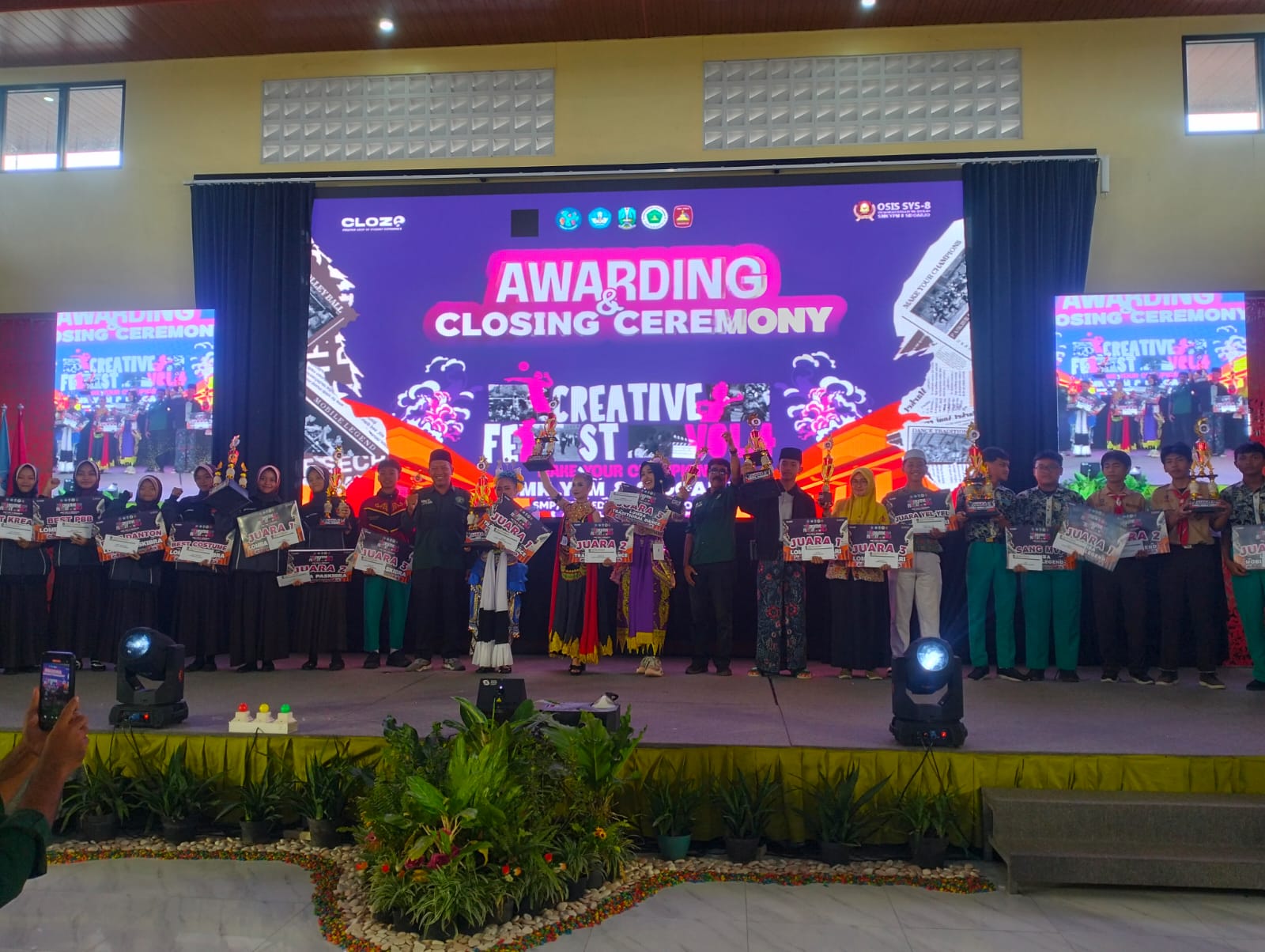 TERBAIK: Kepala SMK YPM 8 Sidoarjo Dr. Kisyanto tengah bersama  seluruh peserta lomba dalam ajang CreaTive Fest vol.4 yang diselenggarakan SMK YPM 8 Sidoarjo. (ANAS/RADAR SIDOARJO)