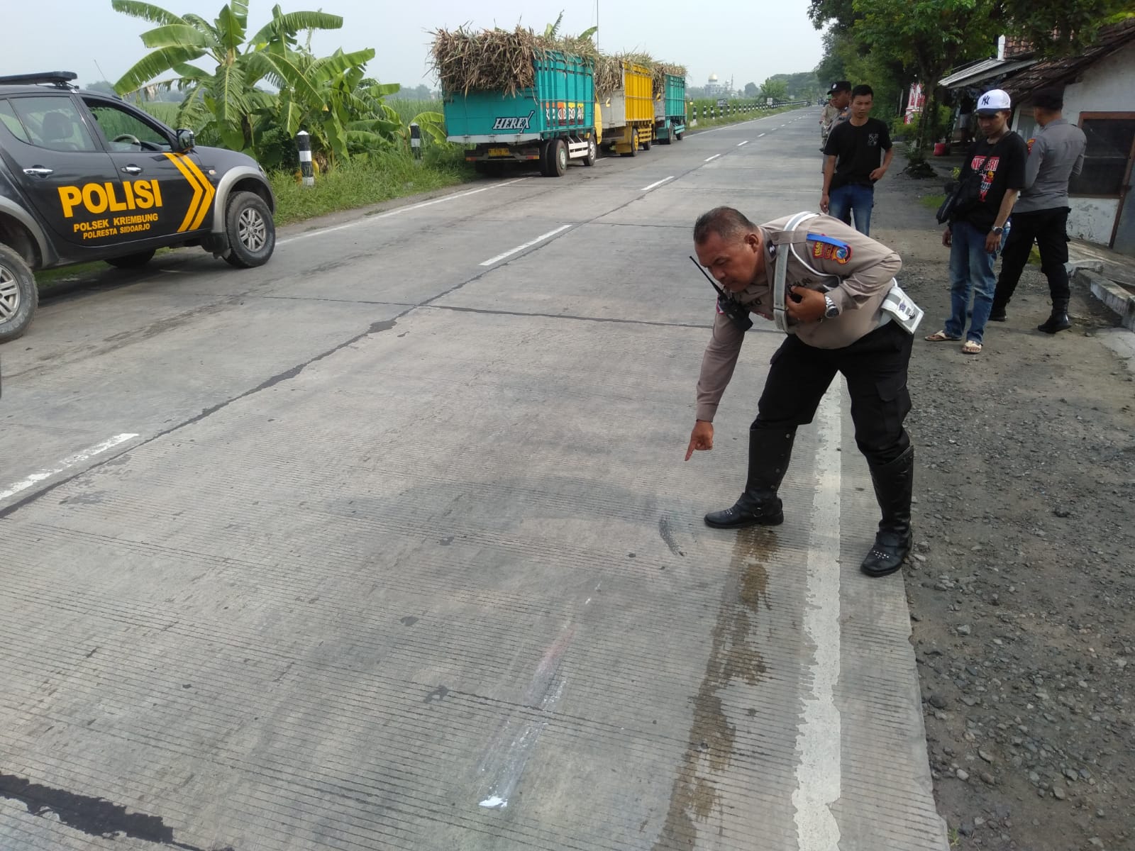 NAHAS: Polisi sedang melakukan olah TKP di Krembung, Sidoarjo, Kamis (27/11).