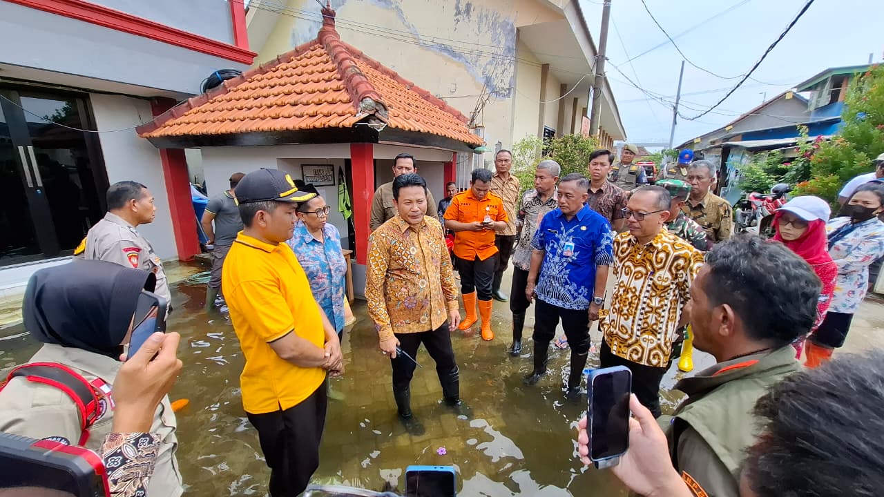 PRIHATIN: Bupati Sidoarjo, Subandi saat sidak ke SMPN 2 Tanggulangin. (M SAIFUL ROHMAN/RADAR SIDOARJO)
