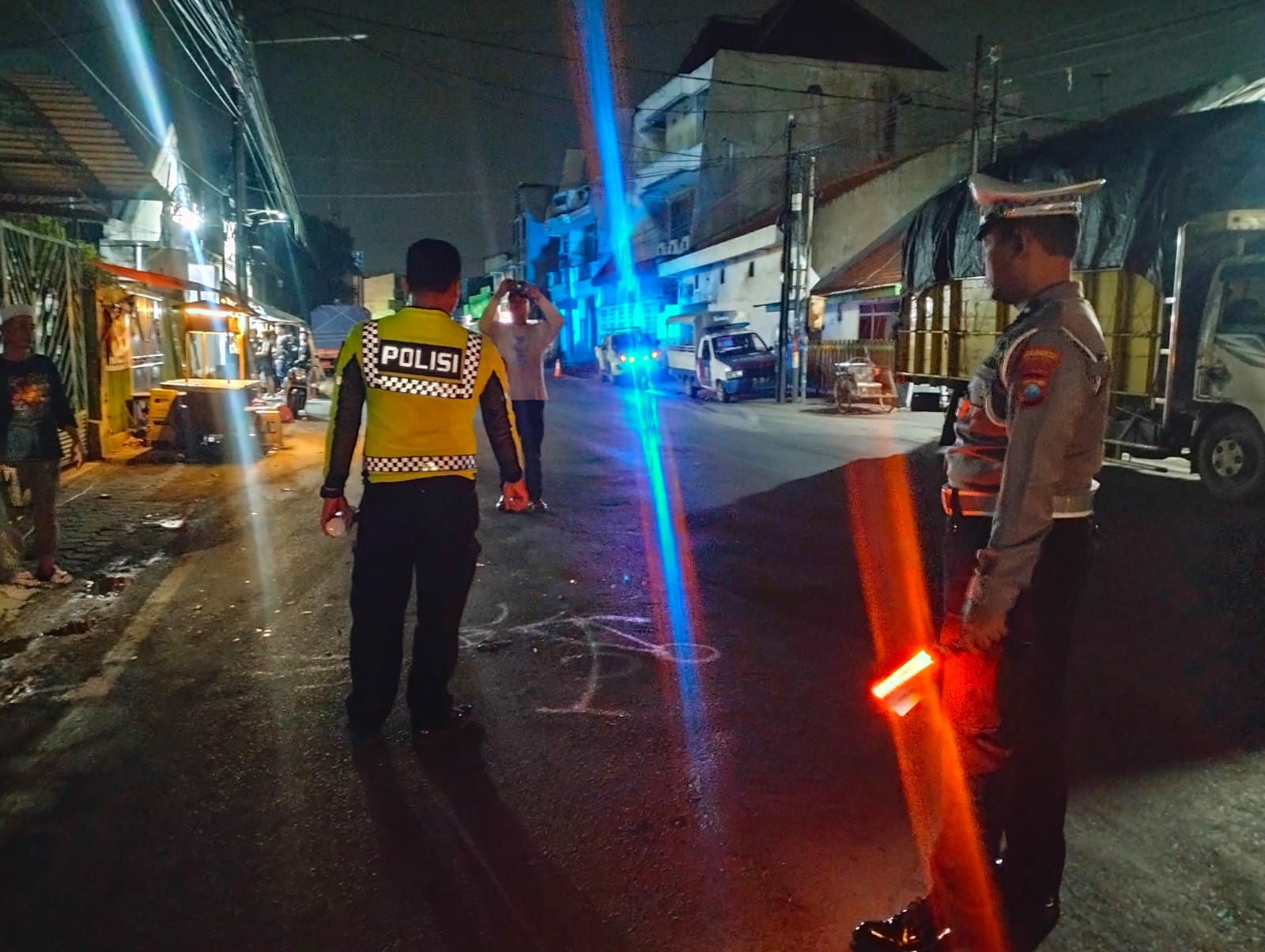 MAUT: Polisi sedang melakukan olah TKP di Krian, Sidoarjo, Kamis (27/11) dini hari.