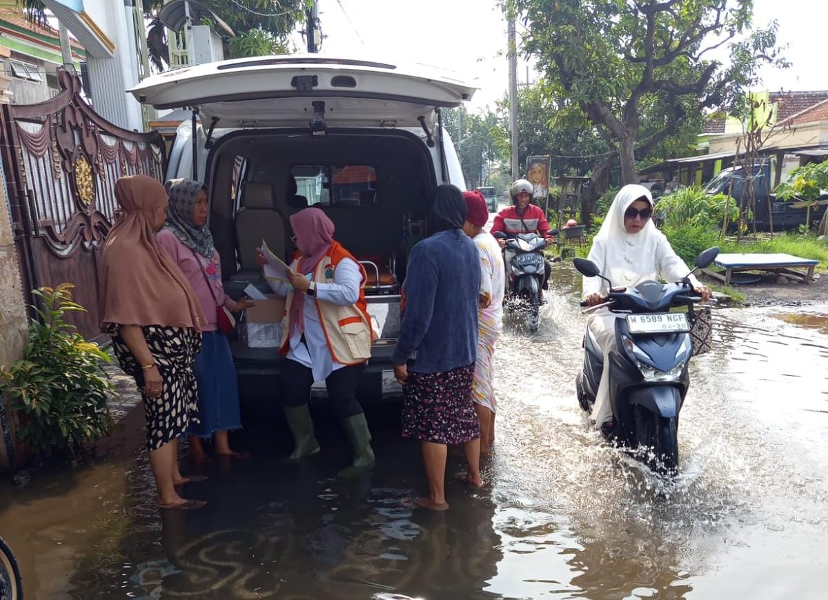 TURUN LANGSUNG: Tim Puskesmas Tanggualangin saat memberikan bantuan kesehatan ke masyarakat.