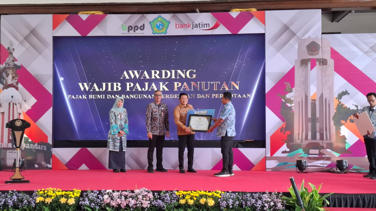 TEREALISASI: Bupati Sidoarjo, Subandi memberikan penghargaan kepada Wajib Pajak Panutan atas kontribusinya dalam mendukung penerimaan pajak daerah. (M SAIFUL ROHMAN/RADAR SIDOARJO)