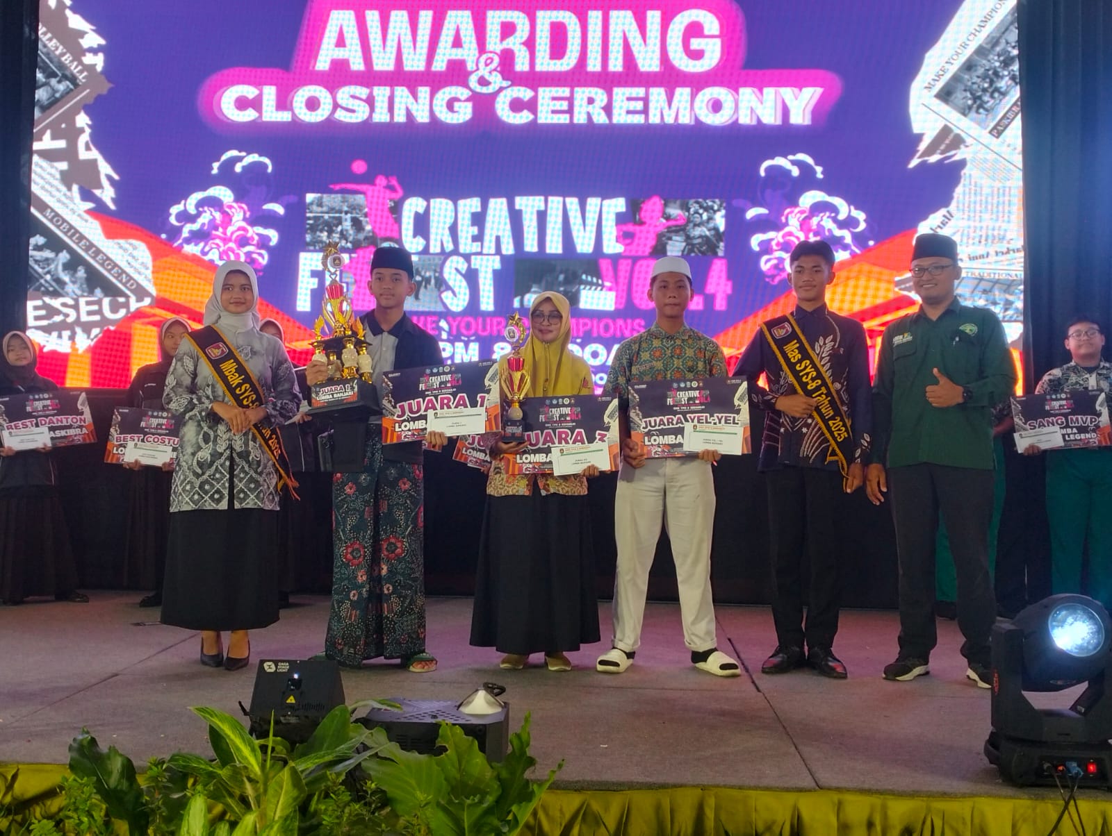 APRESIASI: Juara lomba banjari dalam ajang CreaTive Fest vol.4 yang diselenggarakan SMK YPM 8 Sidoarjo. (ANAS/RADAR SIDOARJO)