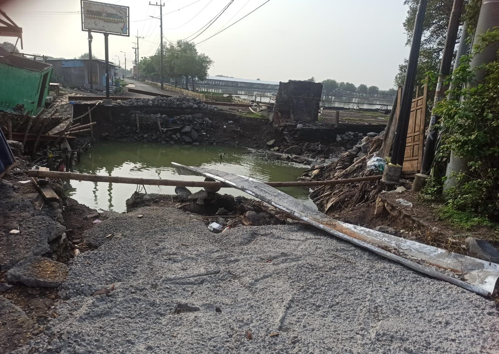 BUTUH PERHATIAN: Kondisi Jembatan Gisik Kidul yang ambrol belum selesai dibangun.