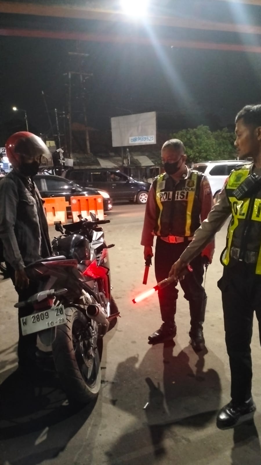 DITINDAK: Para pelanggar lalu lintas diberhentikan polisi di Sidoarjo.