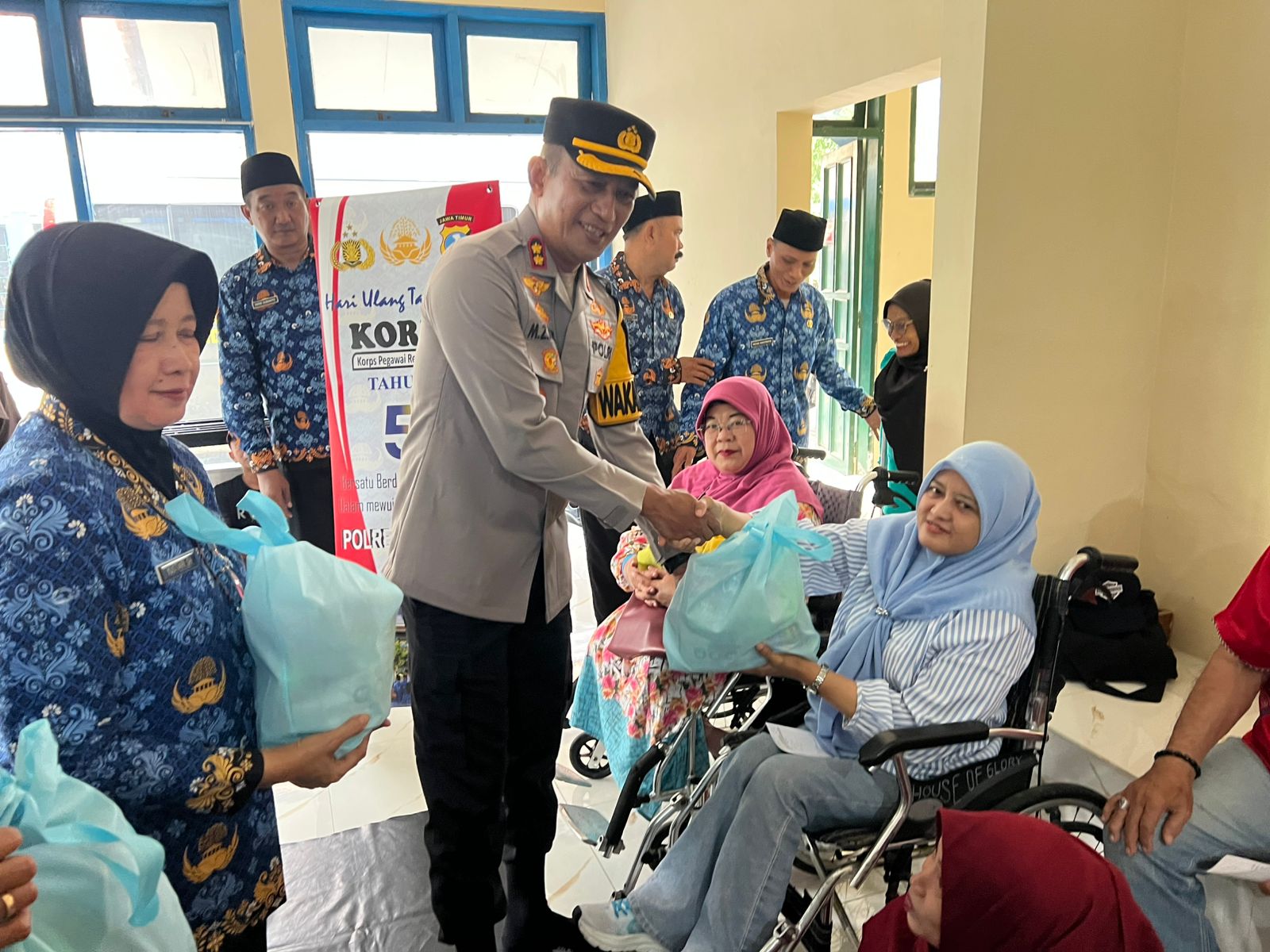 BERBAGI: ASN Polresta Sidoarjo bersama Wakapolresta Sidoarjo gelar baksos dan pemeriksaan kesehatan.
