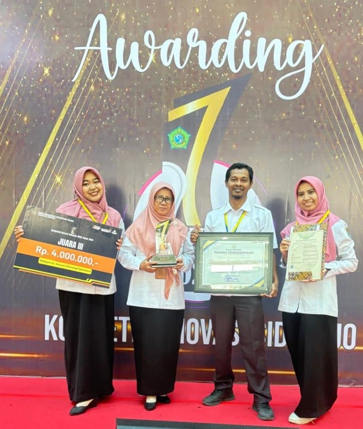 TOREH PRESTASI: Guru inovator SMPN 1 Tarik usai menerima penghargaan Juara III Kategori Teknologi pada KISI 2025. Inovasi literasi &ldquo;Si Udin&rdquo; mendapat apresiasi pemerintah daerah. (IST/RADAR SIDOARJO)