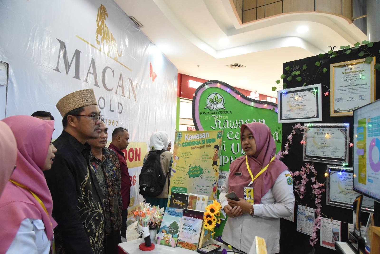 JADI PERHATIAN: Stan Si Udin menjadi salah satu yang paling menarik perhatian dengan ragam karya dan aplikasi yang dipamerkan.(IST/RADAR SIDOARJO)