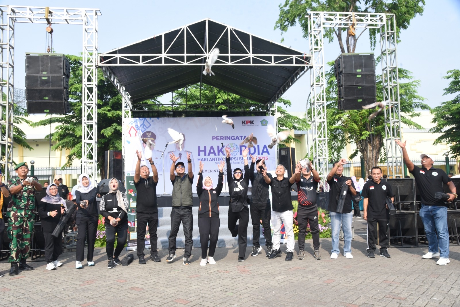 LEPAS BURUNG: Pemkab Sidoarjo menggelar peringatan Hari Anti Korupsi Sedunia (Hakordia) 2025 di Parkir Timur GOR Sidoarjo, Jumat (28/11).