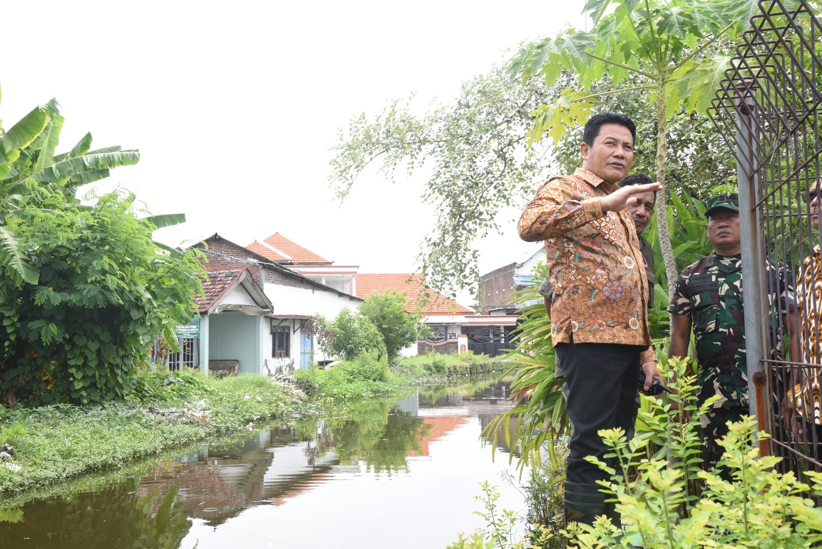 MITIGASI: Bupati Subandi bersama OPD terkait melihat kondisi banjir di Desa Kedungbanteng, Kecamatan Tanggulangin.
