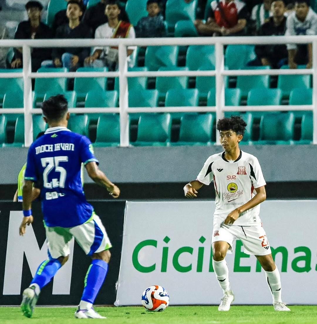 BANGGA: Pemain muda Deltras Sidoarjo, Rafli Juniar Dwi Udayana (kanan). (Foto&nbsp;Deltras Sidoarjo)
