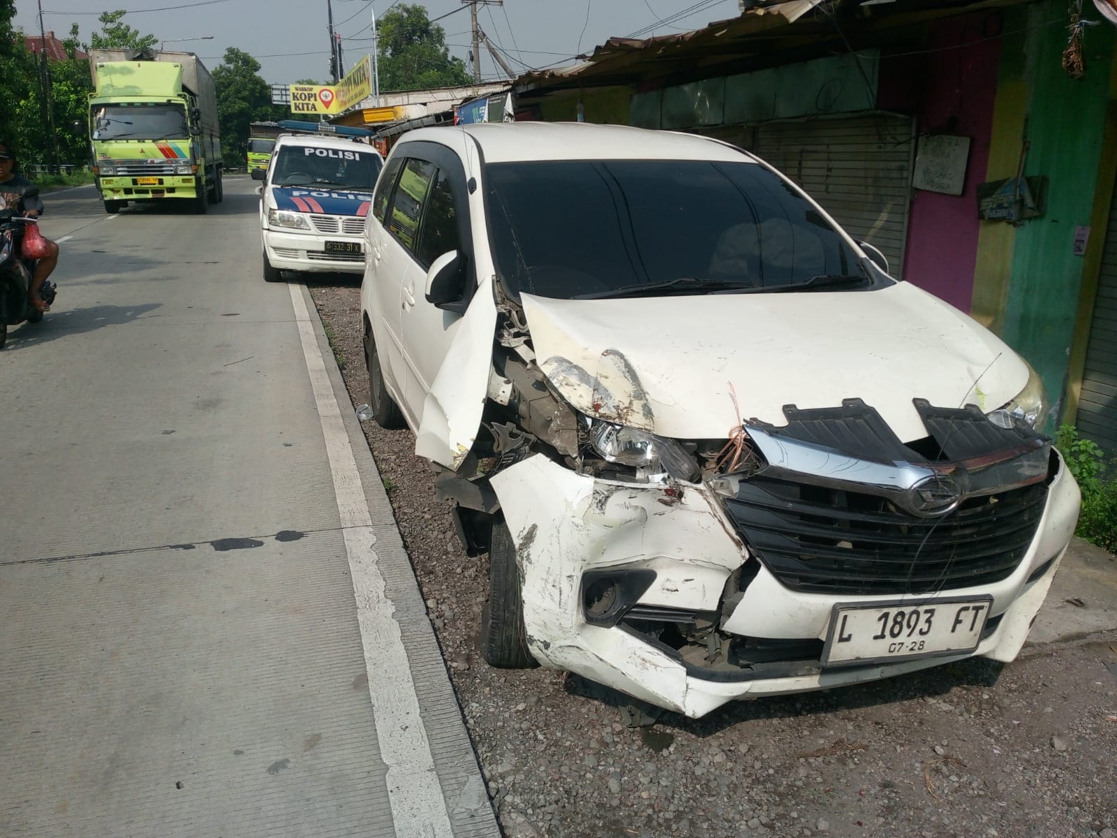 RINGSEK: Kondisi mobil usai mengalami kecelakaan di Krembung, Sidoarjo, Jumat (28/11) pagi.