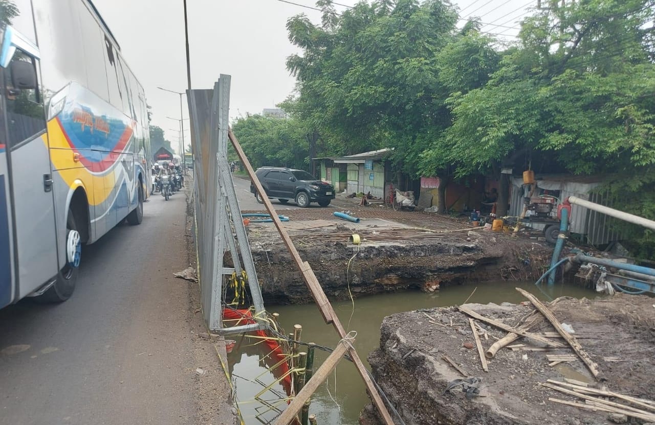 BELUM KELAR: Proses pelebaran jembatan&nbsp; di Jalan Raya Trosobo, Kecamatan Taman masih belum selesai hingga saat ini. (DIKY SANSIRI/RADAR SIDOARJO)