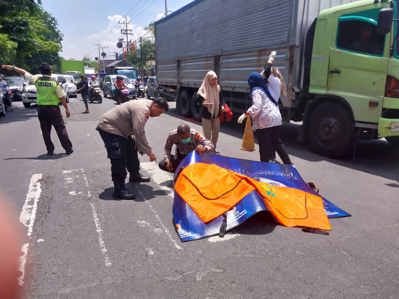 NAHAS: Korban meninggal dunia usai terlibat kecelakaan di Jalan Raya Waru, Sidoarjo, Jumat (28/11) siang.