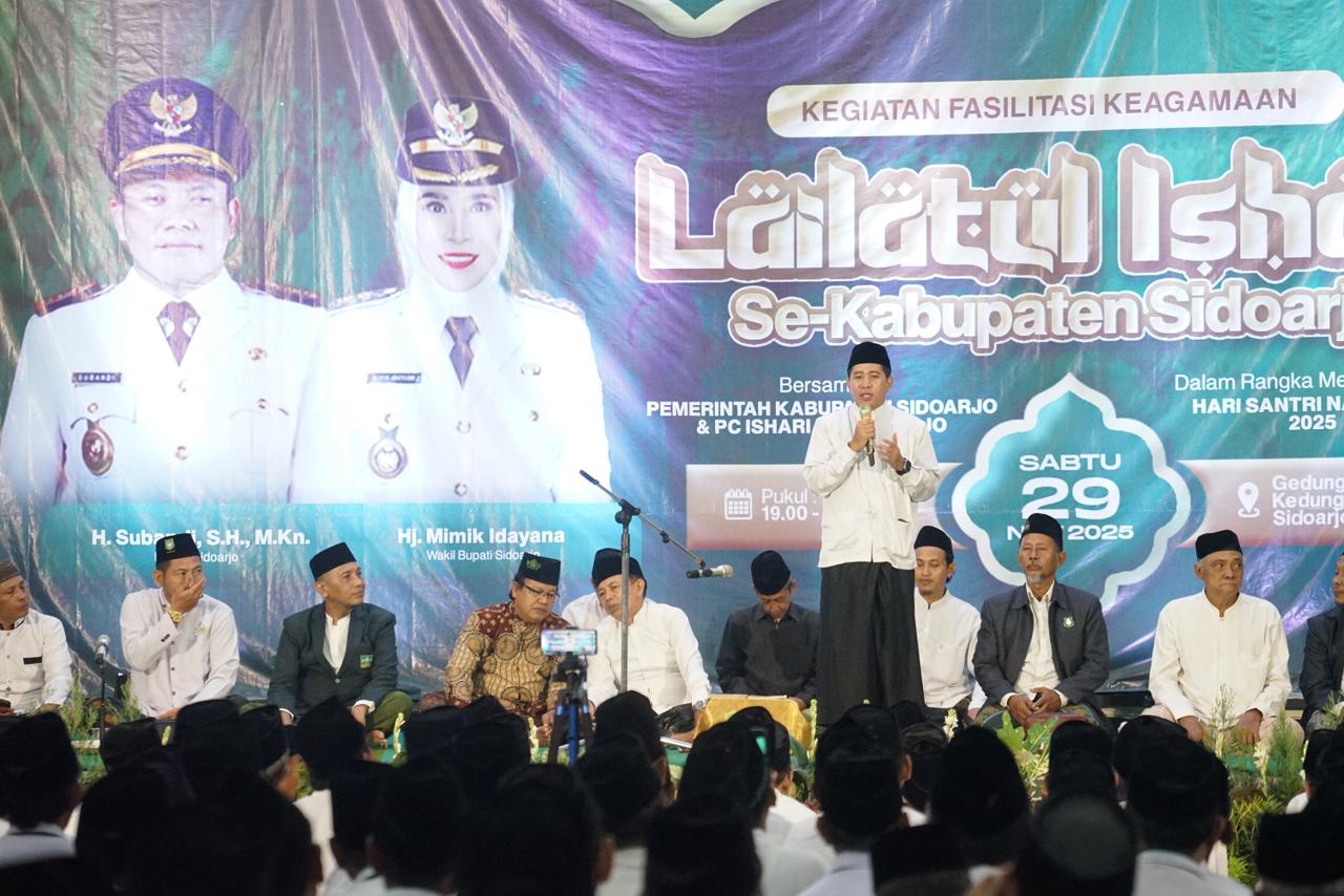 PEDULI: Zakaria Dimas Pratama dalam kegiatan Lailatul Ishari dan Ngaji Budaya Seni Hadrah yang digelar di Desa Kedungturi, Kecamatan Taman.