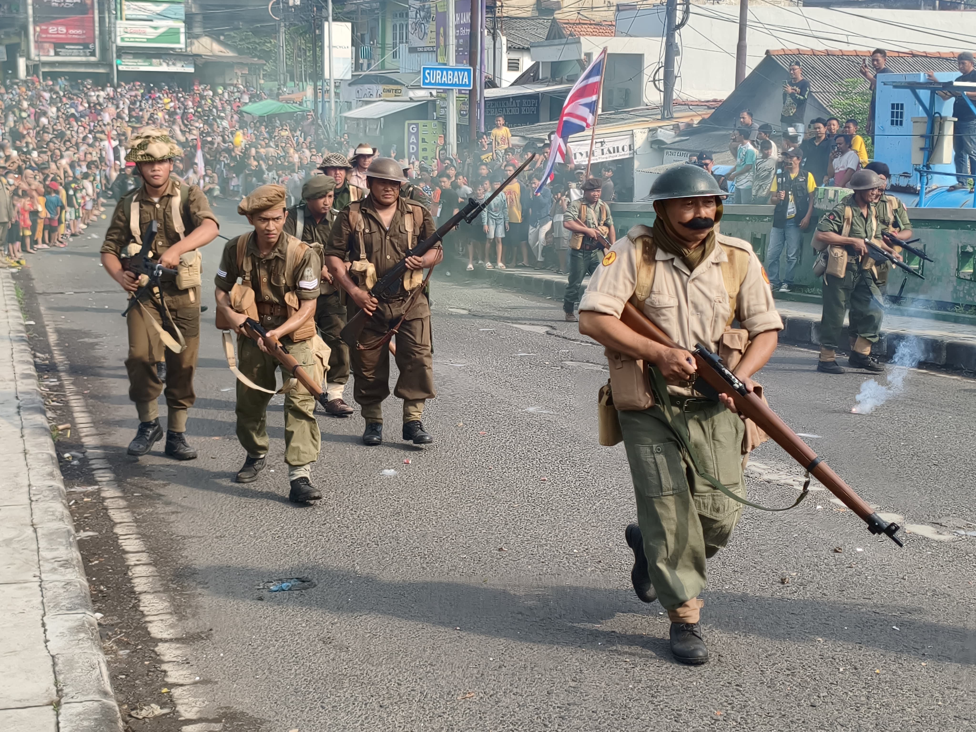 PENUH SEMANGAT: Teatrikal pertempuran di Jembatan Sepanjang, Taman, berlangsung seru. (DIKY SANSIRI/RADAR SIDOARJO)