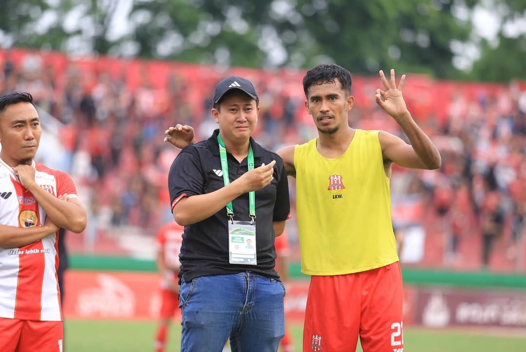 HUKUMAN: Official Deltras Sidoarjo, Rahardian Rachmad Dahniar (kiri) mendapatkan sanksi dari Komdis PSSI. (Instagram @ardhiandahniar)