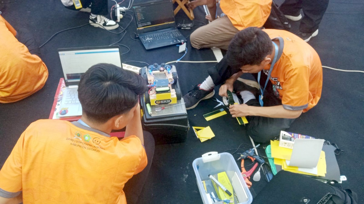 SEMANGAT: Santri SMA Al Fattah Sidoarjo saat mengikuti lomba Robocon 2025 yang diadakan oleh Disporapar Sidoarjo. (ANAS/RADAR SIDOARJO)
