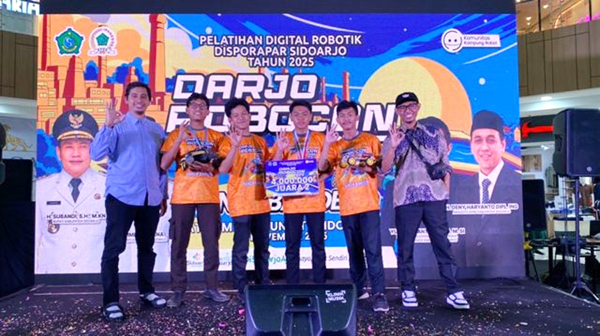 MEMBANGGAKAN: Santri Al Fattah Sidoarjo menjuari ajang Robocon 2025. (ANAS/RADAR SIDOARJO )
