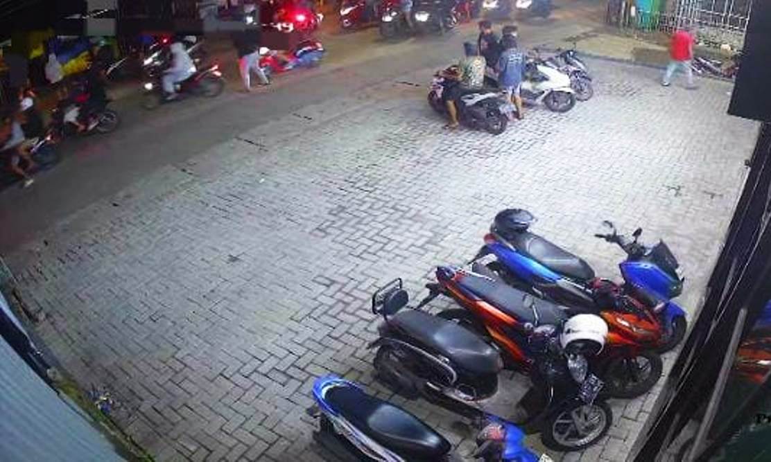 MERESAHKAN: Puluhan diduga anggota gangster berada di Jalan Raya Tulangan, Sidoarjo.