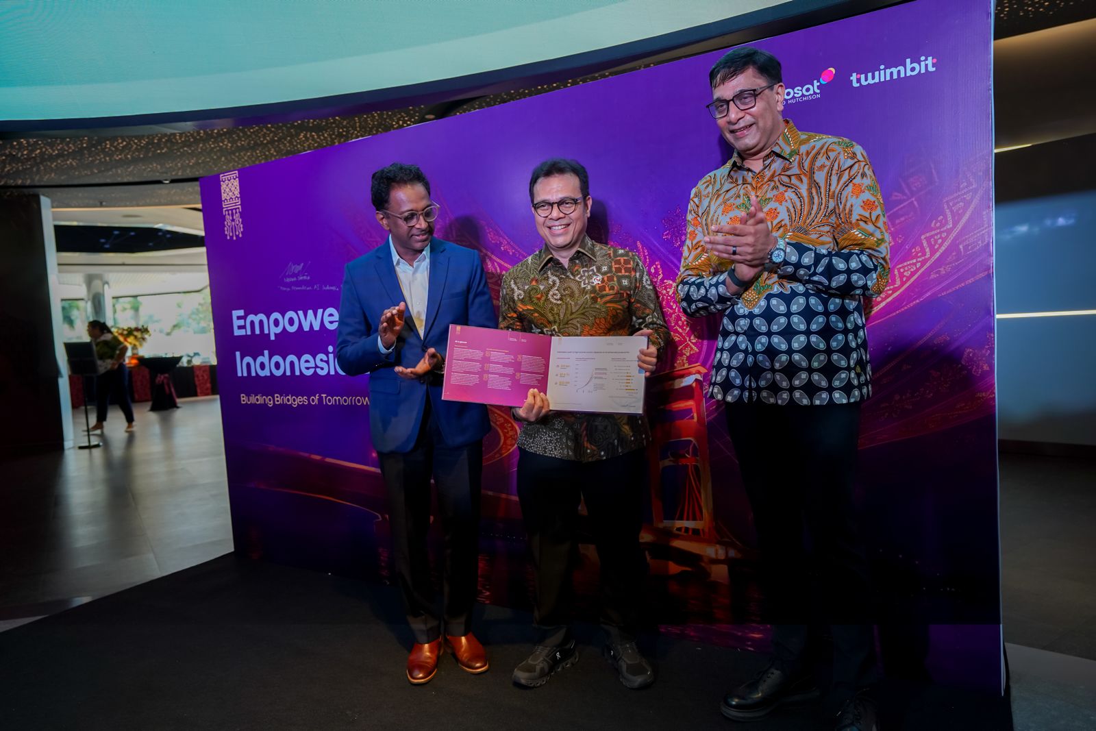 SINERGI: Wakil Menteri Komunikasi dan Digital Republik Indonesia Nezar Patria&nbsp;(tengah) dalam peluncuran&nbsp;Empowering Indonesia Report 2025.