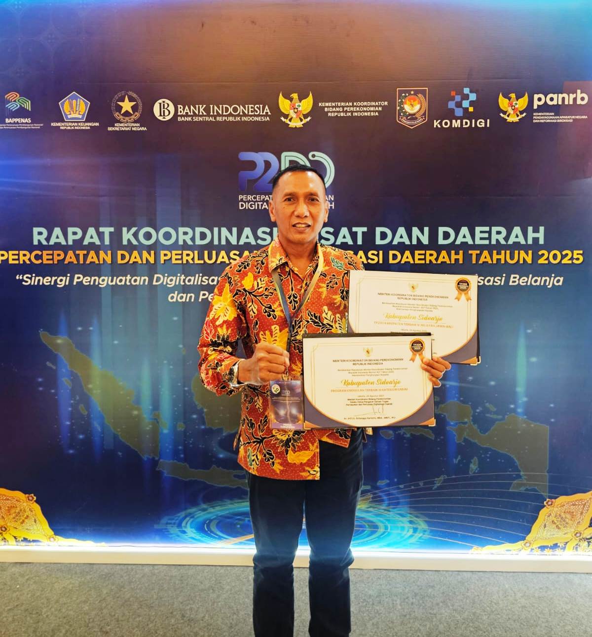 Asisten II Bidang&nbsp;Perekonomian&nbsp;dan Pembangunan Setda Sidoarjo, M Mahmud meraih dua penghargaan TP2DD Kabupaten Terbaik III Wilayah Jawa&ndash;Bali, dan Program Unggulan Terbaik III Kategori Umum.&nbsp;