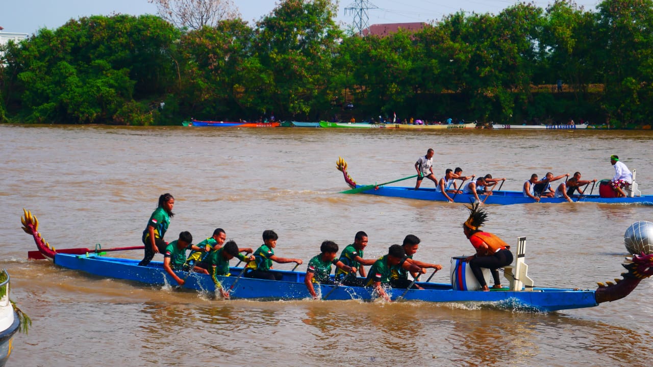 KEBERAGAMAN: Balap perahu naga di Sungai Porong, Sidoarjo jadi salah satu wisata olahraga baru