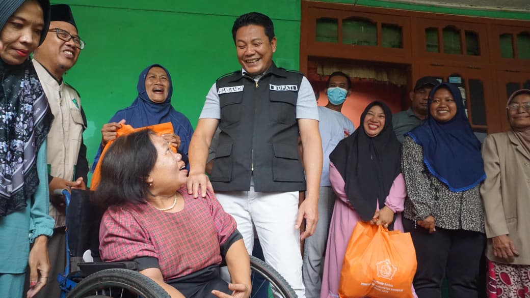 PENUH PERHATIAN: Bupati Sidoarjo Subandi melakukan sidak Rumah Tidak Layak Huni (RTLH).  &nbsp;