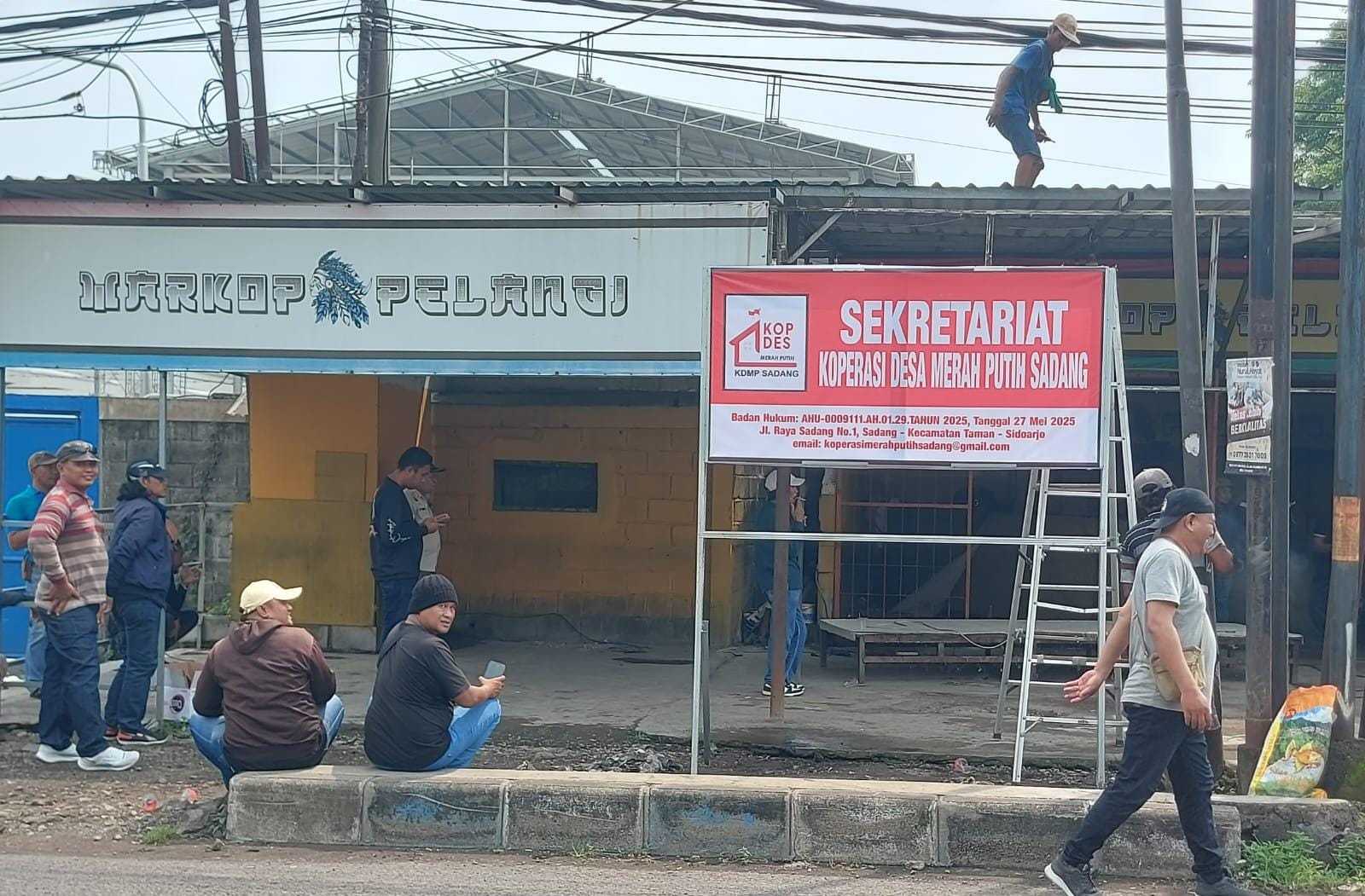 PENERTIBAN: Pembongkaran bangunan liar yang ada di atas lahan irigasi Desa Sadang, Kecamatan Taman. (DIKY SANSIRI/RADAR SIDOARJO)