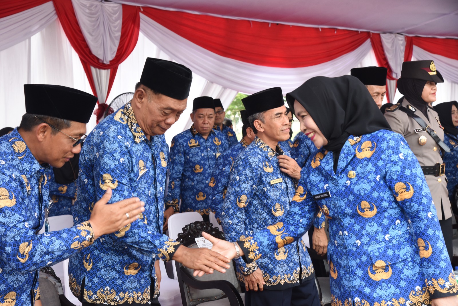 LOYAL: Wakil Bupati Sidoarjo Mimik Idayana di sela upacara bendera peringatan HUT ke-54 Korpri.