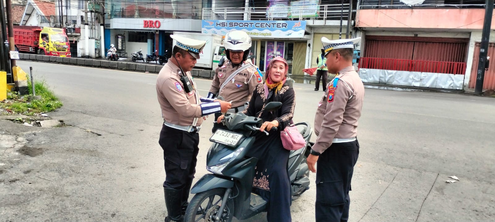 MELANGGAR: Pelanggar lalu lintas ditertibkan oleh polisi di Sidoarjo.