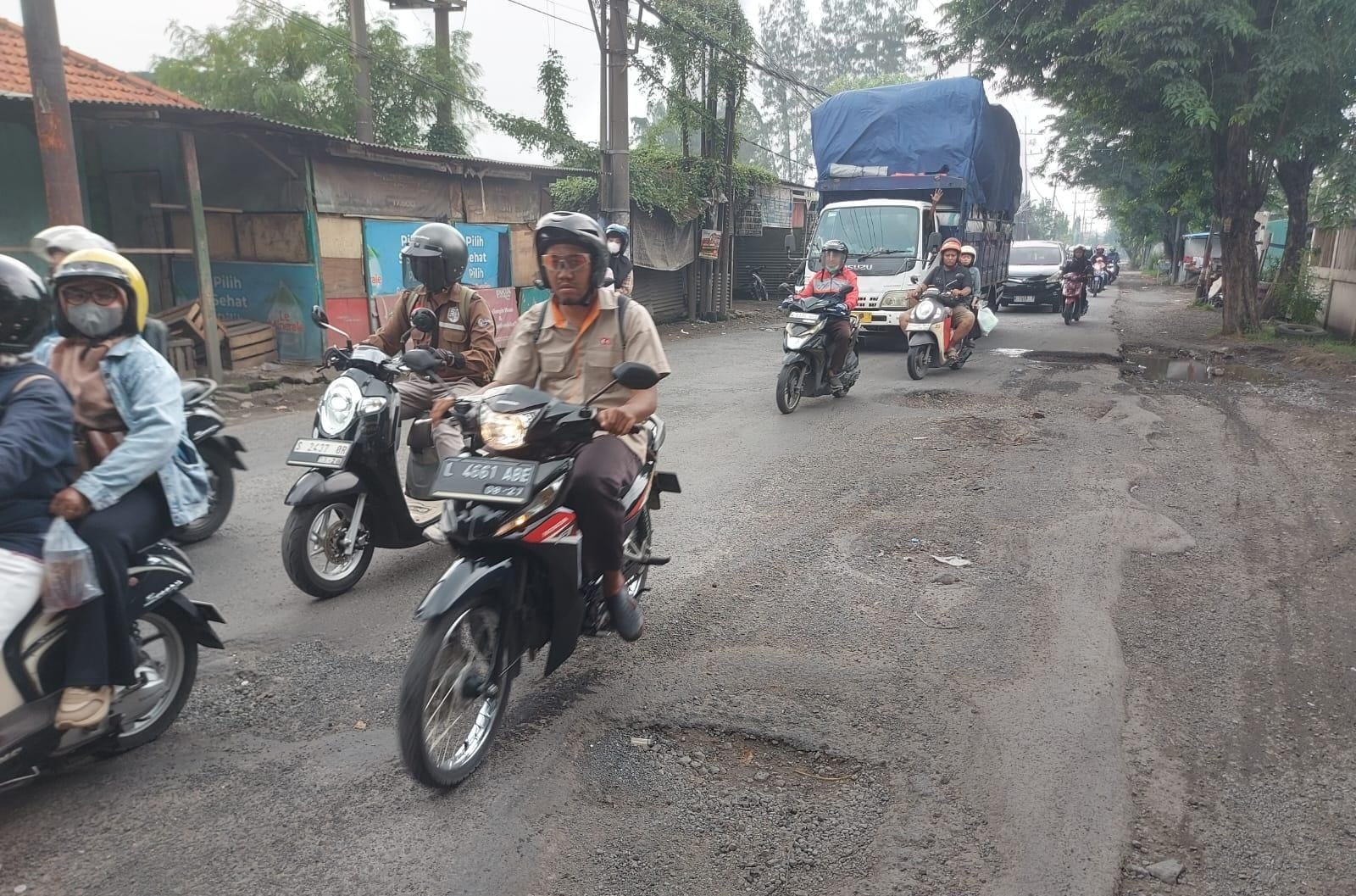 JALUR RAWAN LAKA: Jalan Raya Panglima Sudirman, Kletek, berlubang parah. (DIKY SANSIRI/RADAR SIDOARJO)