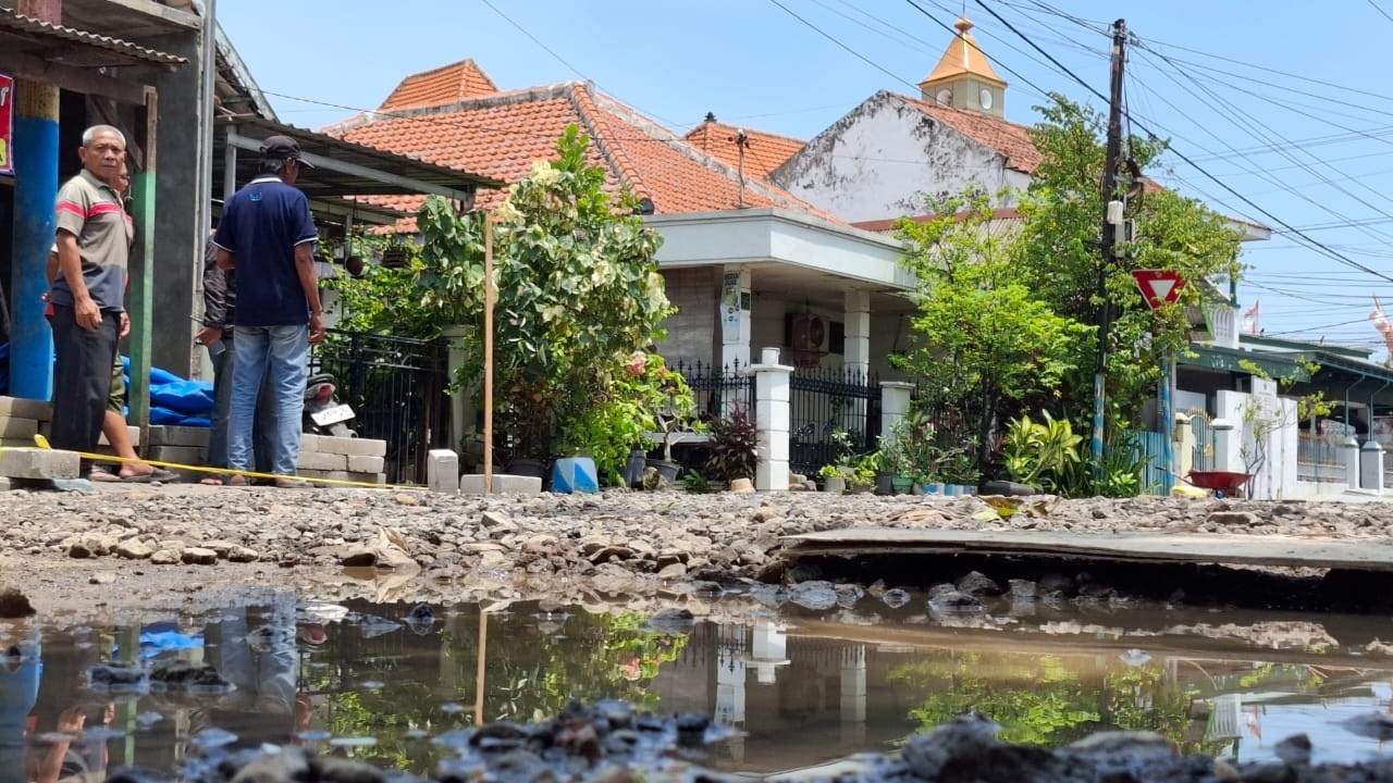 BERLUBANG: Jalan rusak di Sidoarjo membahayakan pengguna jalan. (DIKY SANSIRI/RADAR SIDOARJO)