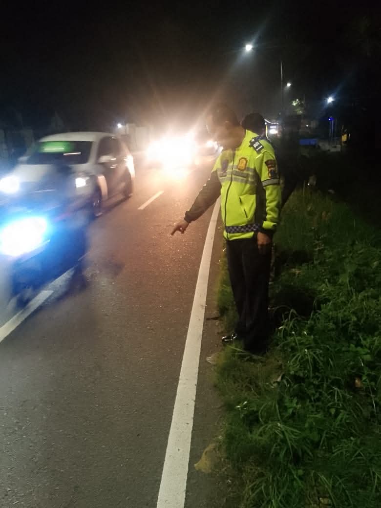 OLAH TKP: Petugas sedang berada di lokasi kejadian.