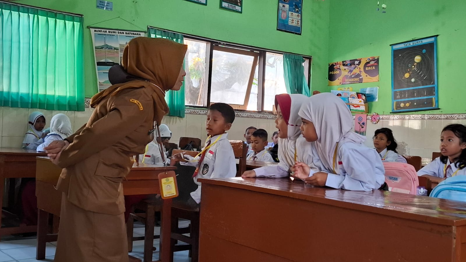 RAJIN: Anak-anak sedang mengikuti proses belajar mengajar. (FOTO ISTIMEWA)