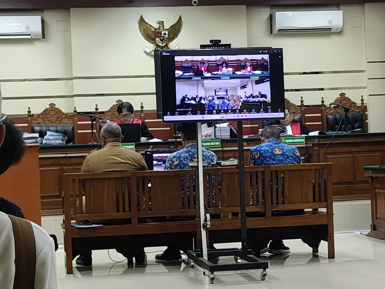 FAKTA BARU: Sejumlah saksi saat memberikan keterangan dalam sidang di Tipikor Surabaya, Senin (1/12). (DIKY SANSIRI/RADAR SIDOARJO)