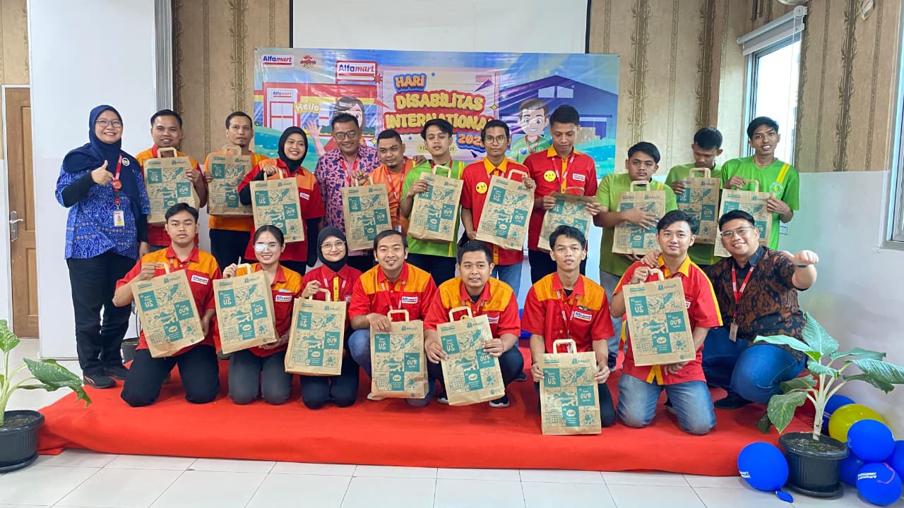 Karyawan disabilitas Alfamart mendapatkan bingkisan di Kantor Cabang Sidoarjo bersama Branch Manager Alfamart Sidoarjo M Aji Wahyu Wasono & Deputy Branch Manager Alfamart Sidoarjo Stefanus Satrio.