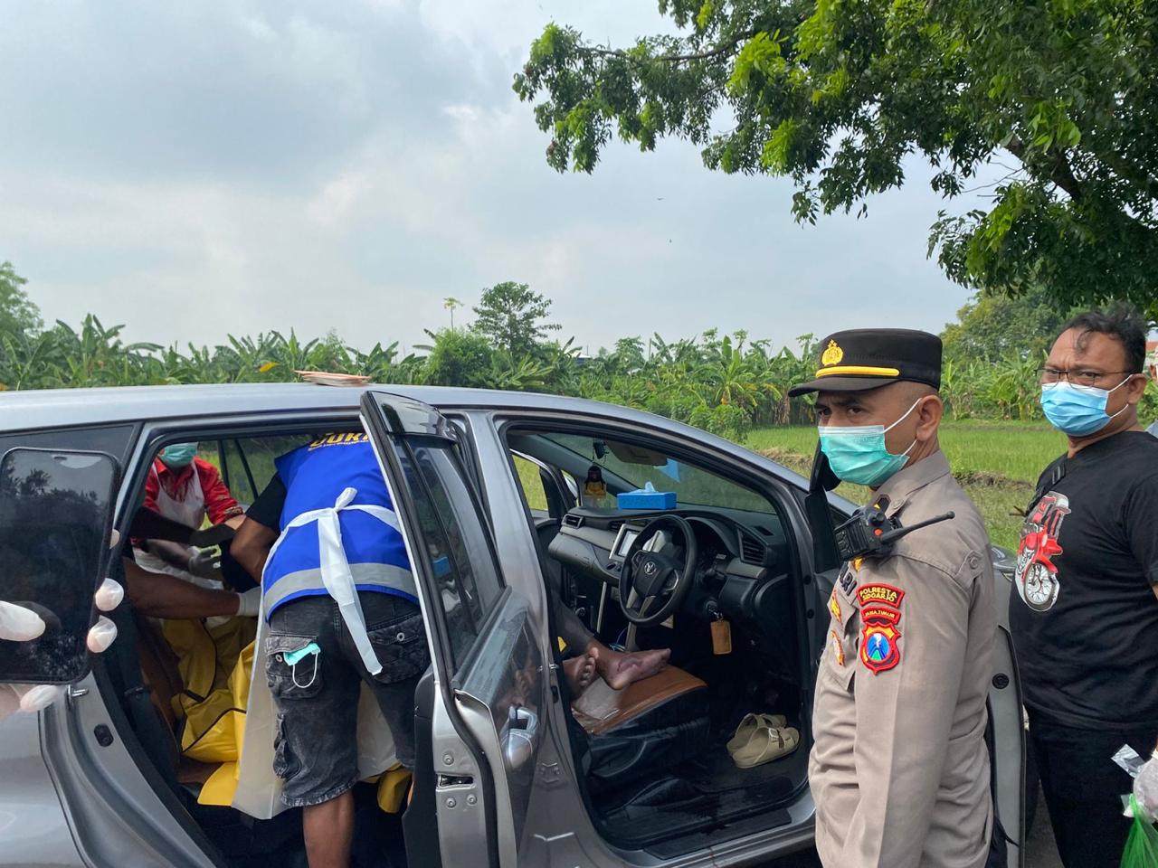 NAHAS: Petugas sedang mengevakuasi jenazah korban di Jalan Raya Bypass Juanda, Sedati, Sidoarjo, Rabu (3/12).