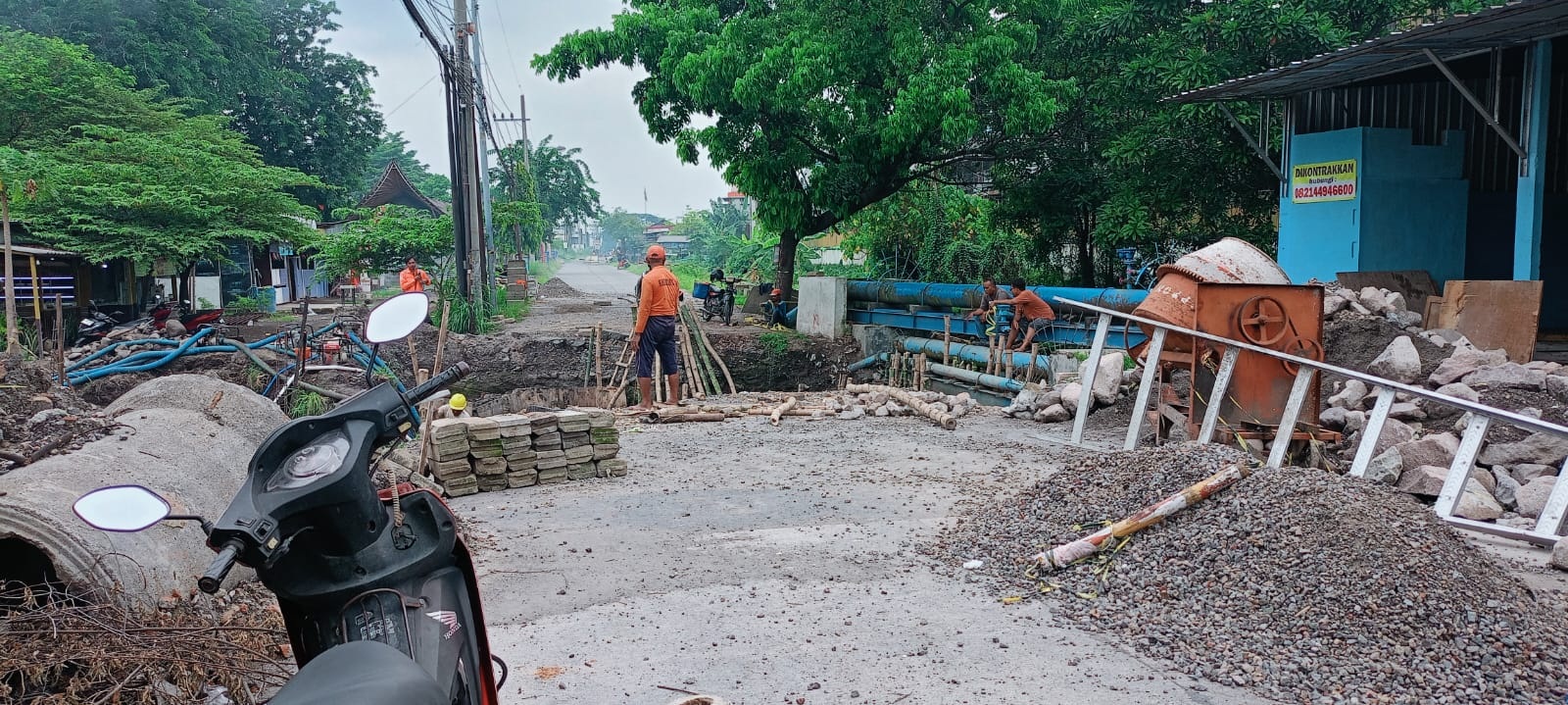 REKONSTRUKSI: Jembatan Banjarsari, Buduran, Sidoarjo, sedang dalam perbaikan. (DIKY SANSIRI/RADAR SIDOARJO)