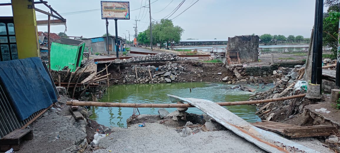 RUSAK: Jembatan Tambak Cemandi, Sedati, belum diperbaiki. (DIKY SANSIRI/RADAR SIDOARJO)