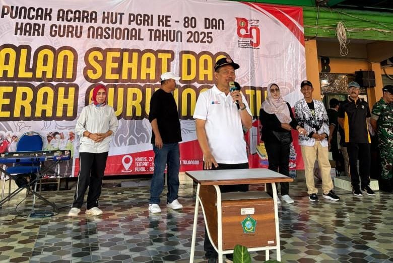 SUKSES: Kepala Dinas Pendidikan dan Kebudayaan Kabupaten Sidoarjo Dr.Tirto Adi saat sambutan dan apresiasi para pemenang lomba dalam kegiatan HUT PGRI ke-80 Tulangan. (ANAS/RADAR SIDOARJO)