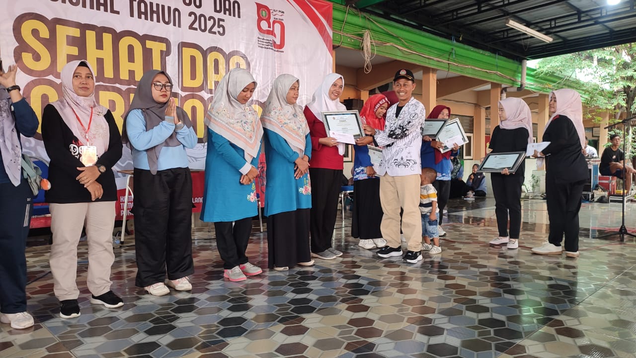 BANGGA: Ketua PGRI Tulangan Misdi saat pemberian reward kepada para pemenang lomba dalam rangka HUT PGRI ke-80. (ANAS/RADAR SIDOARJO)