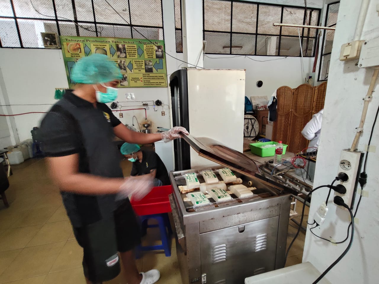 KREATIF: Narapidana Lapas Porong Sidoarjo sedang memproduksi Tahu Nigarin.